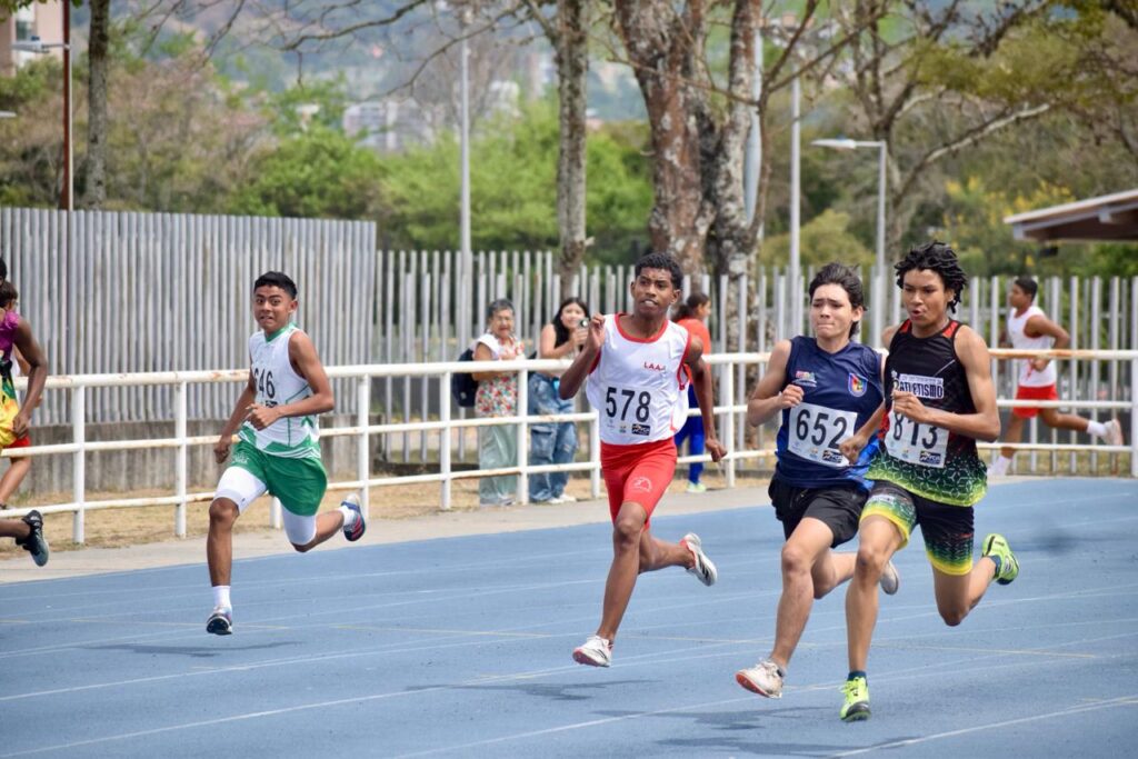 Atletas compitiendo en el Campeonato Nacional U14 y U16 de Atletismo en Ibagué 2026