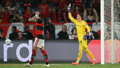 Arquero de Estudiantes de La Plata celebra ante un jugador de Flamengo tras la tanda de penales en el Maracaná