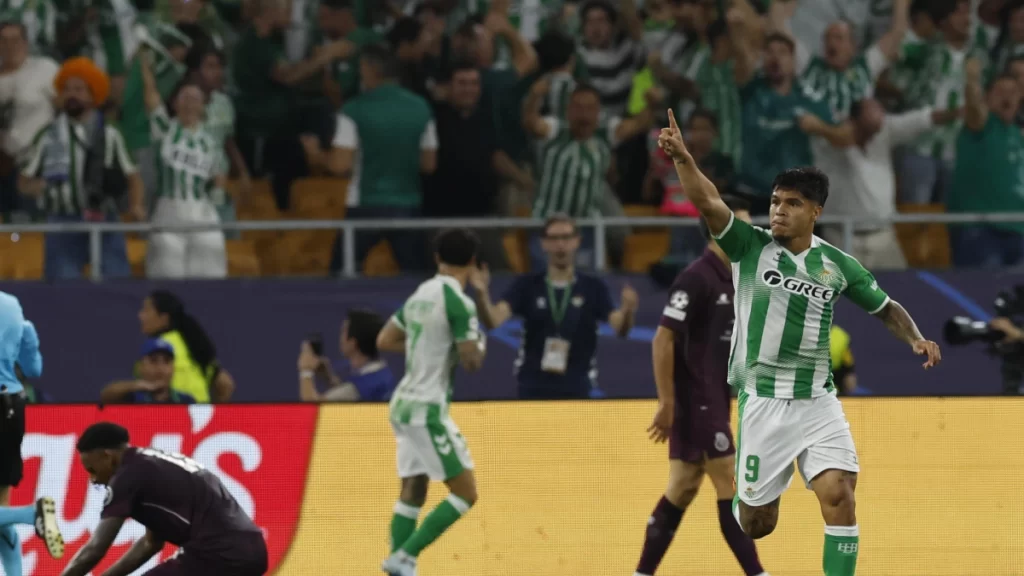 Juan Camilo Cucho Hernández celebrando su primer gol en la Champions League