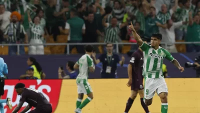 Juan Camilo Cucho Hernández celebrando su primer gol en la Champions League