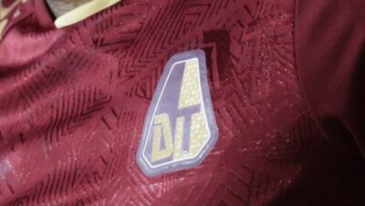 Camiseta del Deportes Tolima con el escudo del club