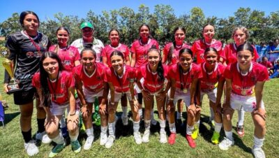 Jugadoras de la final departamental de fútbol de los Juegos Intercolegiados 2026 en Ibagué