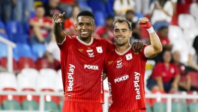 Dos jugadores de América de Cali celebran un gol con la camiseta roja en la Liga BetPlay 2026-II