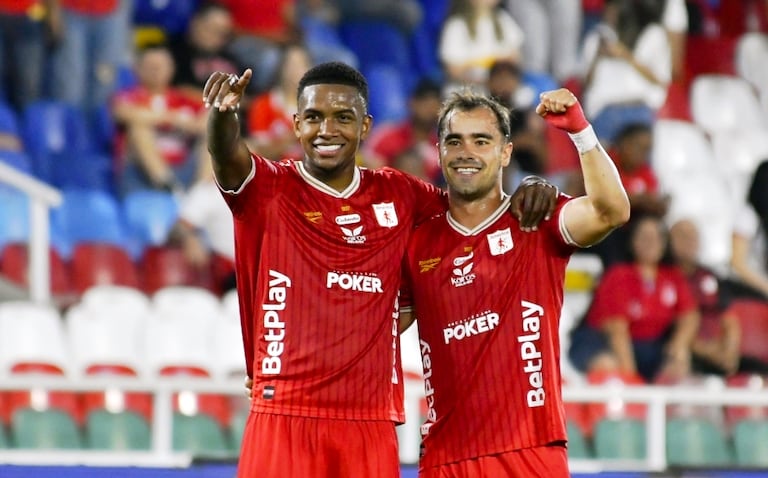 Dos jugadores de América de Cali celebran un gol con la camiseta roja en la Liga BetPlay 2026-II