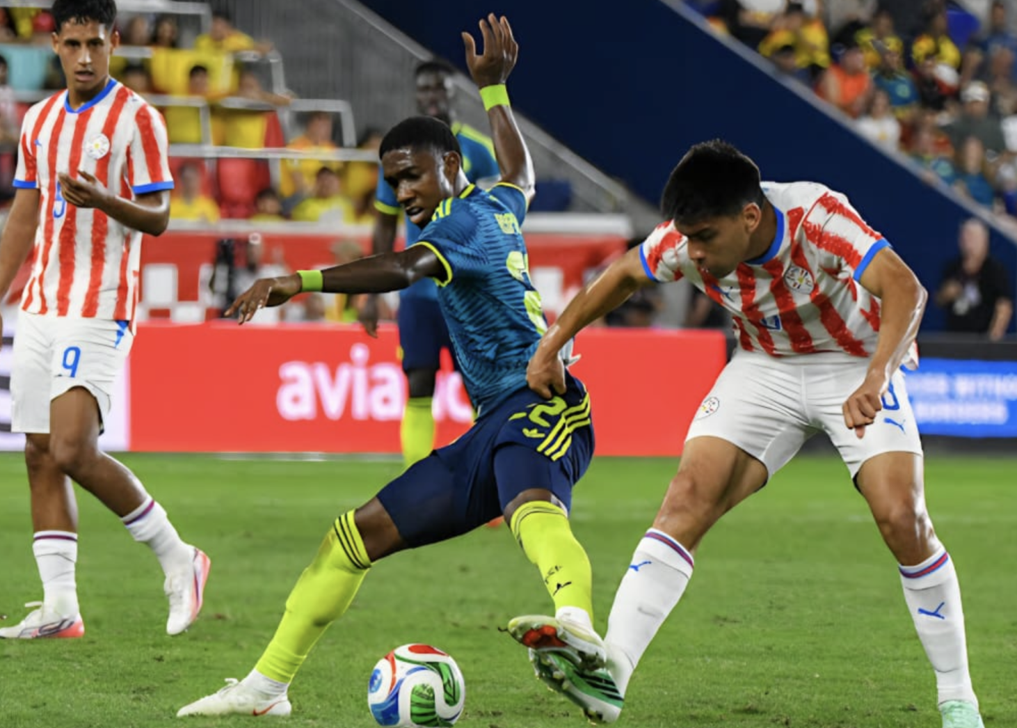 Jugador de Colombia disputa el balón ante un defensor de Paraguay en el amistoso de Nueva Jersey