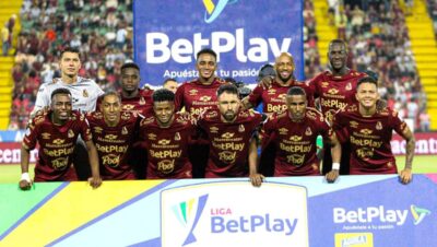 Jugadores del Deportes Tolima formados en la cancha antes de un partido de la Liga BetPlay 2026