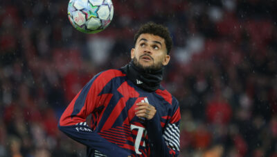 Luis Díaz con la camiseta del Bayern Múnich antes de un partido de la Champions League