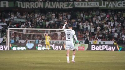 Edwin Cardona celebra con la camiseta 10 de Atlético Nacional ante Deportivo Pasto en el Atanasio Girardot