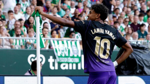 Lamine Yamal junto al banderín de córner durante el Betis 2-5 Barcelona en La Cartuja