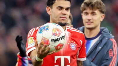 Luis Díaz sostiene el balón del partido tras su triplete con el Bayern Múnich ante el RB Leipzig