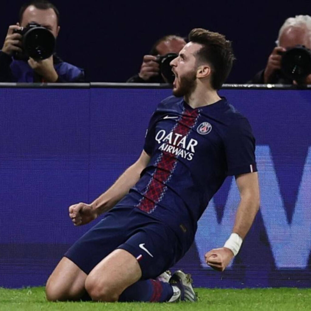 Khvicha Kvaratskhelia celebrando un gol con la camiseta del Paris Saint-Germain