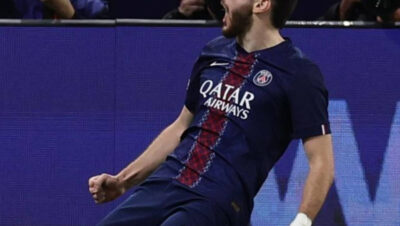 Khvicha Kvaratskhelia celebrando un gol con la camiseta del Paris Saint-Germain