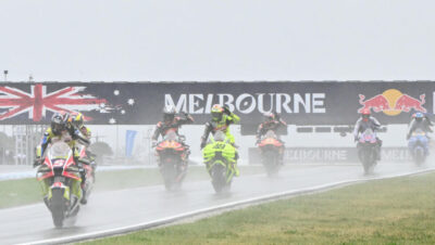 Pilotos de MotoGP en pista mojada en Phillip Island antes de la cancelación del Gran Premio de Australia 2026