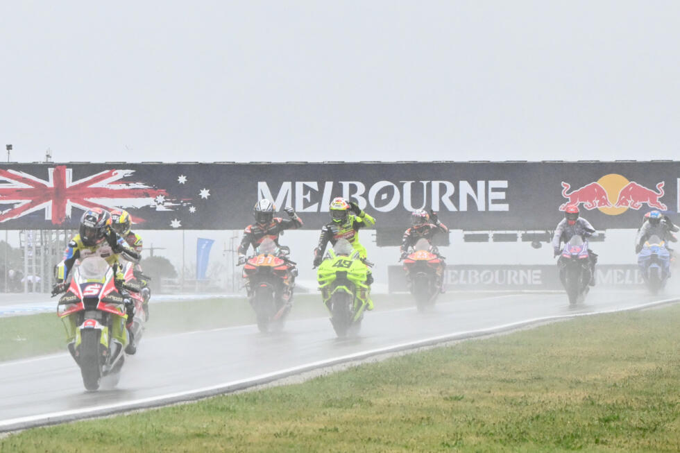 Pilotos de MotoGP en pista mojada en Phillip Island antes de la cancelación del Gran Premio de Australia 2026