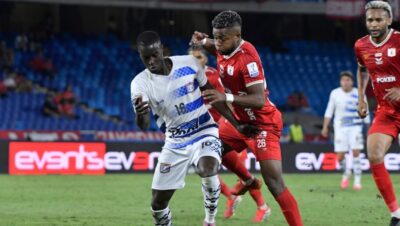 Yhormar Hurtado, jugador de América de Cali, en acción durante un partido de la Liga BetPlay